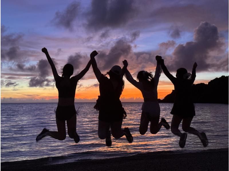 [เกาะอิชิงากิ | Sunset SUP] ถ่ายภาพทางอากาศสุดอลังการด้วยโดรน 5K! ประสบการณ์ชมพระอาทิตย์ตกสุดพิเศษ พร้อมข้อมูลภาพถ่ายฟรีの紹介画像