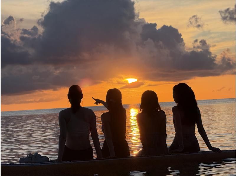 [เกาะอิชิงากิ | Sunset SUP] เพลิดเพลินกับพระอาทิตย์ตกดินสุดพิเศษด้วยโดรน 5K สำหรับสองคน / ข้อมูลภาพถ่ายฟรีの紹介画像