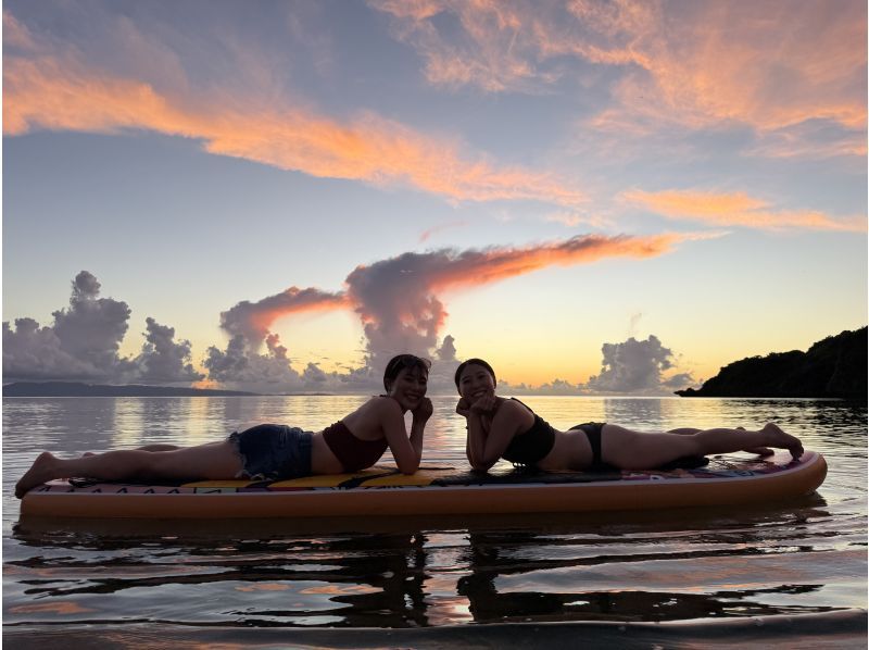 [เกาะอิชิงากิ | Sunset SUP] เพลิดเพลินกับพระอาทิตย์ตกดินสุดพิเศษด้วยโดรน 5K สำหรับสองคน / ข้อมูลภาพถ่ายฟรีの紹介画像