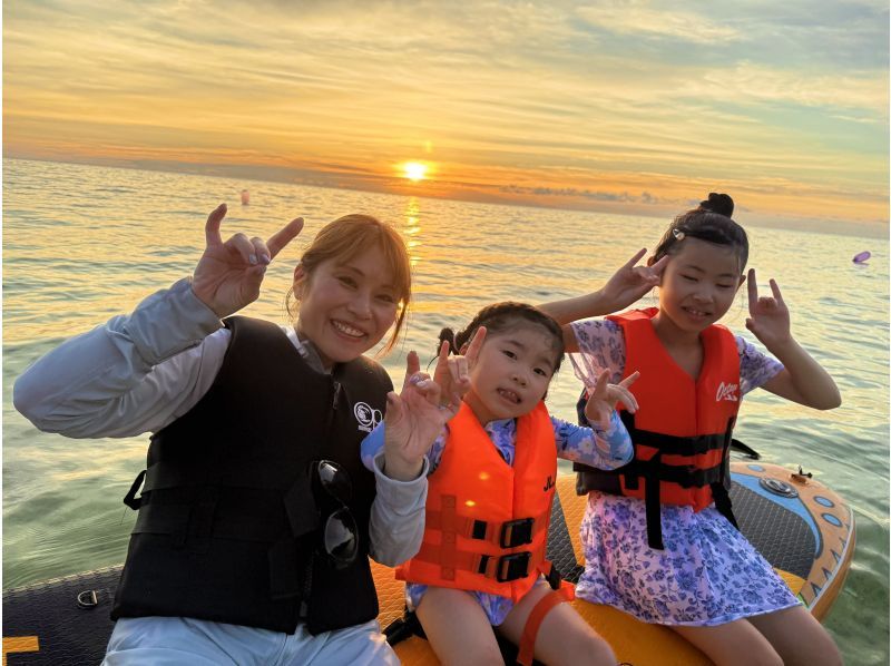 [เกาะอิชิงากิ | Sunset SUP] เพลิดเพลินกับพระอาทิตย์ตกดินสุดพิเศษด้วยโดรน 5K สำหรับสองคน / ข้อมูลภาพถ่ายฟรีの紹介画像