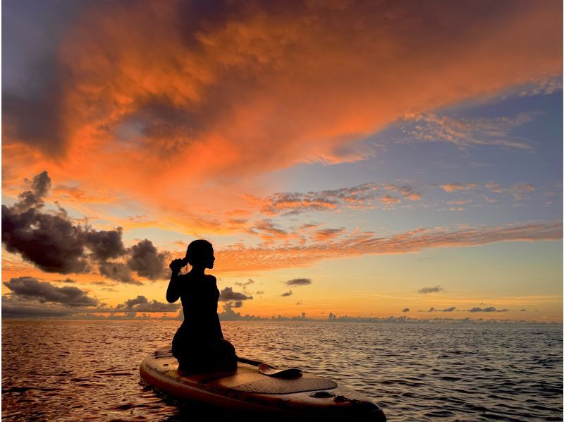 [เกาะอิชิงากิ | Sunset SUP] เพลิดเพลินกับพระอาทิตย์ตกดินสุดพิเศษด้วยโดรน 5K สำหรับสองคน / ข้อมูลภาพถ่ายฟรีの紹介画像