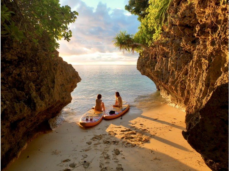 [เกาะอิชิงากิ | Sunset SUP] เพลิดเพลินกับพระอาทิตย์ตกดินสุดพิเศษด้วยโดรน 5K สำหรับสองคน / ข้อมูลภาพถ่ายฟรีの紹介画像