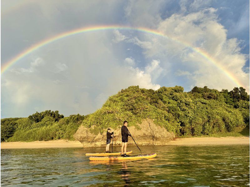 [เกาะอิชิงากิ | Sunset SUP] เพลิดเพลินกับพระอาทิตย์ตกดินสุดพิเศษด้วยโดรน 5K สำหรับสองคน / ข้อมูลภาพถ่ายฟรีの紹介画像