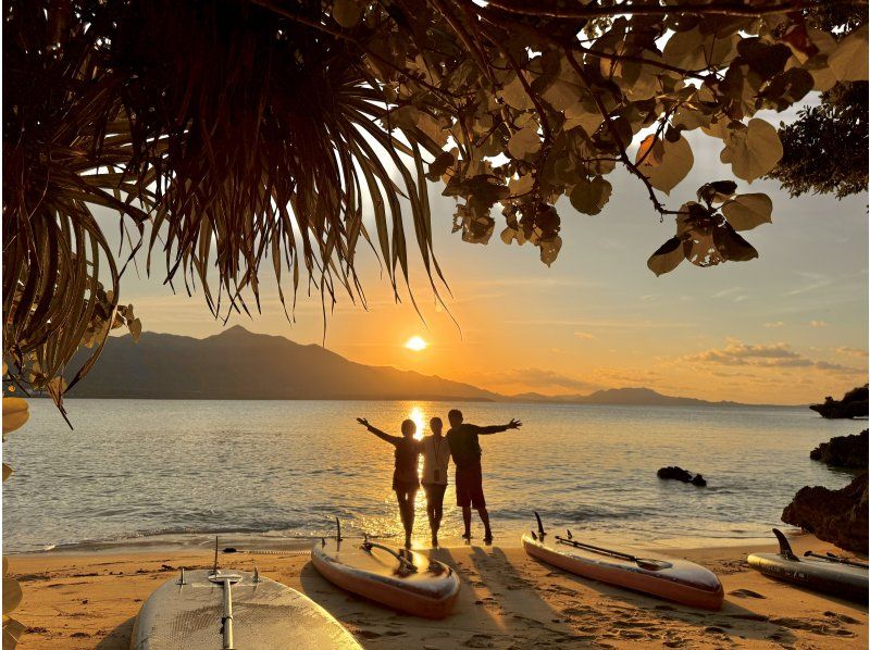 【石垣島｜サンセットSUP】最新ドローン撮影付き！特別な夕日を2人占め/写真データ無料の紹介画像