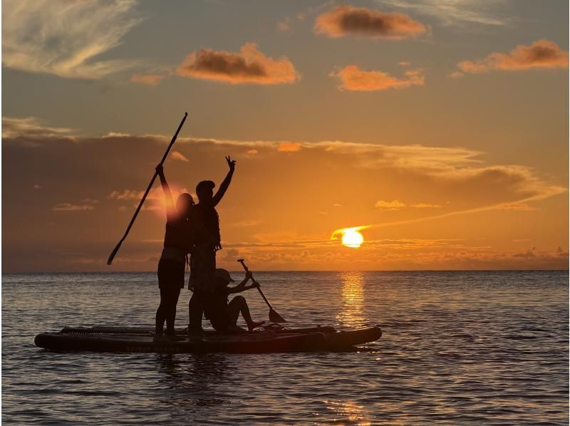 [เกาะอิชิงากิ | Sunset SUP] เพลิดเพลินกับพระอาทิตย์ตกดินสุดพิเศษด้วยโดรน 5K สำหรับสองคน / ข้อมูลภาพถ่ายฟรีの紹介画像