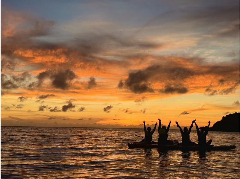 [เกาะอิชิงากิ | Sunset SUP] เพลิดเพลินกับพระอาทิตย์ตกดินสุดพิเศษด้วยโดรน 5K สำหรับสองคน / ข้อมูลภาพถ่ายฟรีの紹介画像