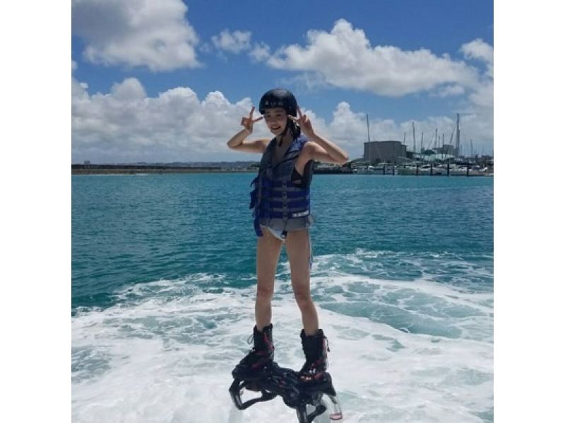 【沖縄・北谷】フライボード＊水圧で空を飛ぶ！？待時間でアスレチック利用OK★の紹介画像