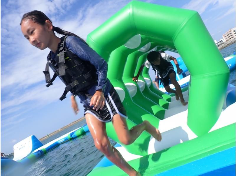 【沖縄・北谷】★一番人気★海上アスレチック♪子供から大人まで楽しめる！の紹介画像