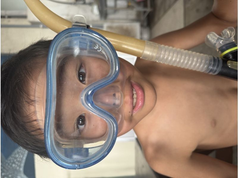 【読谷村】冬でも楽しめる！港から“わずか5分”でジンベエザメに会える特別ツアー！高透明度＆近距離迫力体験／写真・動画無料／初心者大歓迎！の紹介画像