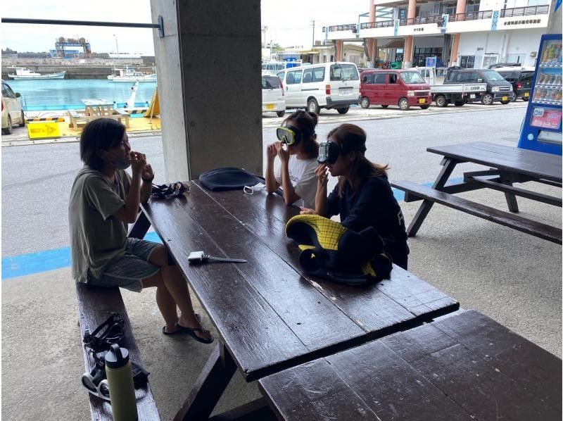 【読谷村】冬でも楽しめる！港から“わずか5分”でジンベエザメに会える特別ツアー！高透明度＆近距離迫力体験／写真・動画無料／初心者大歓迎！の紹介画像