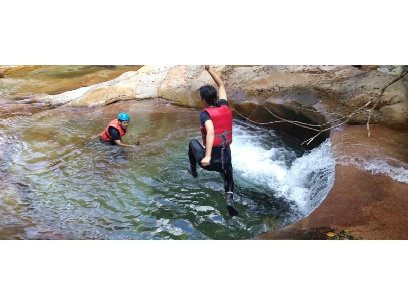 【大分・佐伯市】１組限定【日帰り】夏の藤河内渓谷/「沢歩き・観音小滝シャワー」(弁当/ｺｰﾋｰ/おやつ/♨️付)【装備無料】7～9月の紹介画像