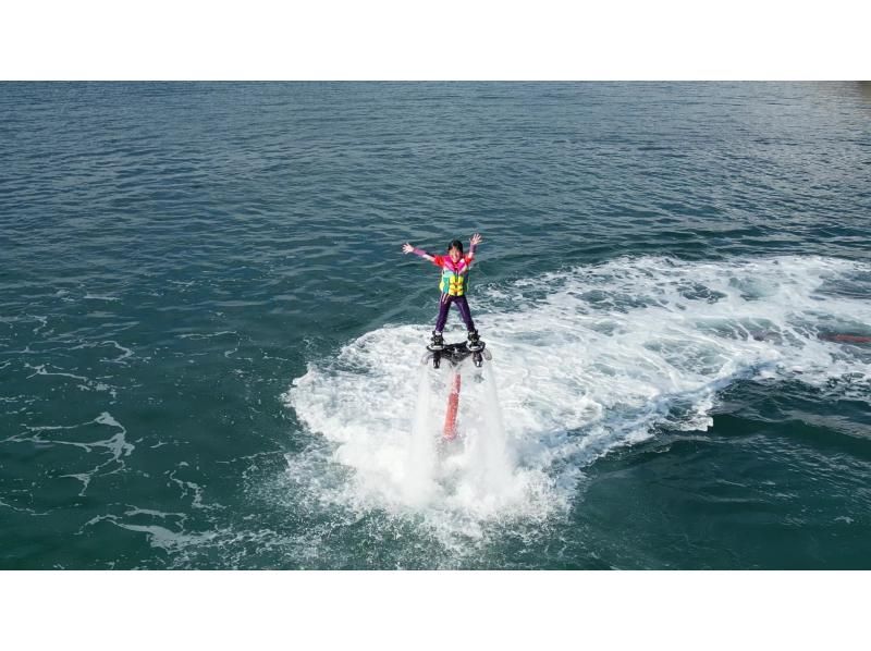 【沖縄・浦添／宜野湾】マリンスポーツ〜水圧で空を飛ぶ「フライボード」体験の紹介画像