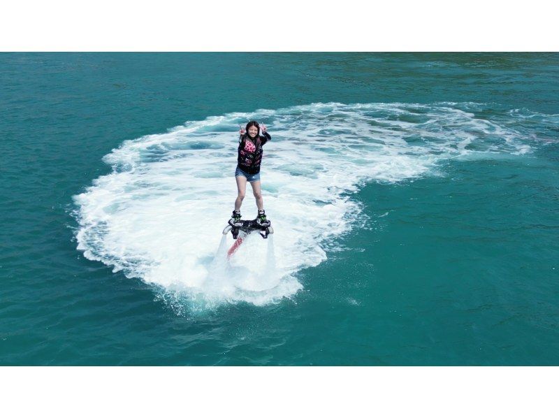 【沖縄・浦添／宜野湾】マリンスポーツ〜水圧で空を飛ぶ「フライボード」体験の紹介画像