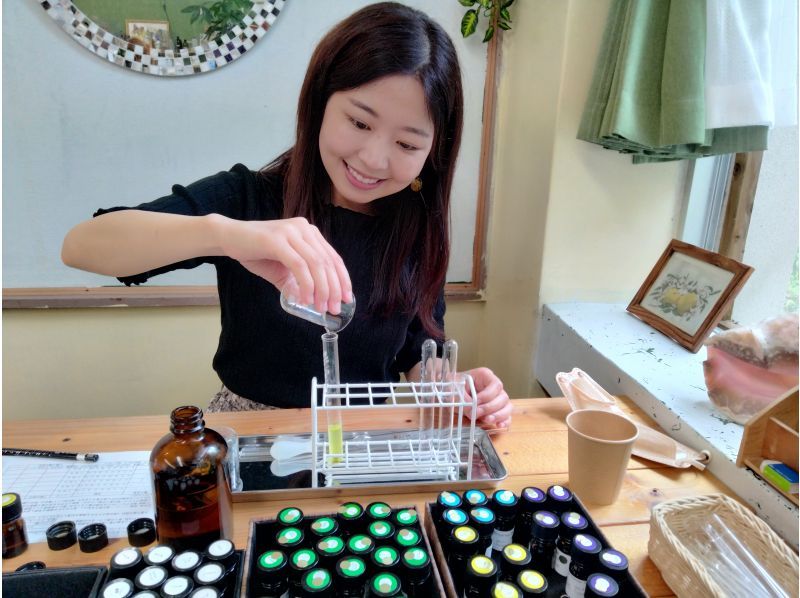 【アロマキャンドル作り】香りを調香しオリジナルの香りを楽しもう。選べるパワーストーン付き。の紹介画像