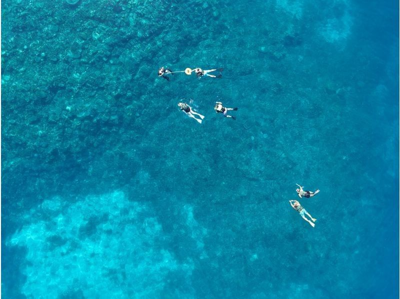 【八重干瀬・宮古島】〈ドローン撮影・水中写真無料！！〉色とりどりの珊瑚と魚を&ldquo;上&rdquo;からも&ldquo;中&rdquo;からも！グラスボート＆シュノーケリング体験♪の紹介画像