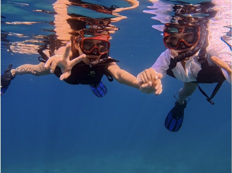[Yaebisi, Miyakojima] See the colorful corals and fish of Yaebisi from above and below! Glass-bottom boat and snorkeling experience ♪ Guided by a captain from Miyakojima!の紹介画像