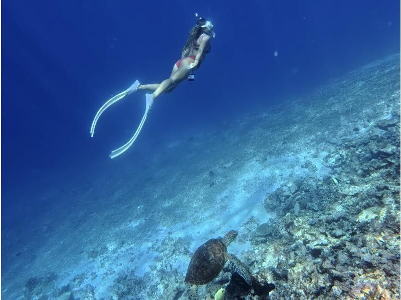 【八重干瀬・宮古島】〈ドローン撮影・水中写真無料！！〉色とりどりの珊瑚と魚を&ldquo;上&rdquo;からも&ldquo;中&rdquo;からも！グラスボート＆シュノーケリング体験♪の紹介画像