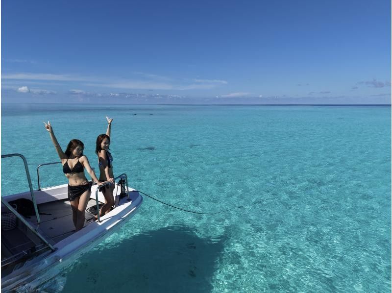[Yaebisi, Miyakojima] See the colorful corals and fish of Yaebisi from above and below! Glass-bottom boat and snorkeling experience ♪ Guided by a captain from Miyakojima!の紹介画像