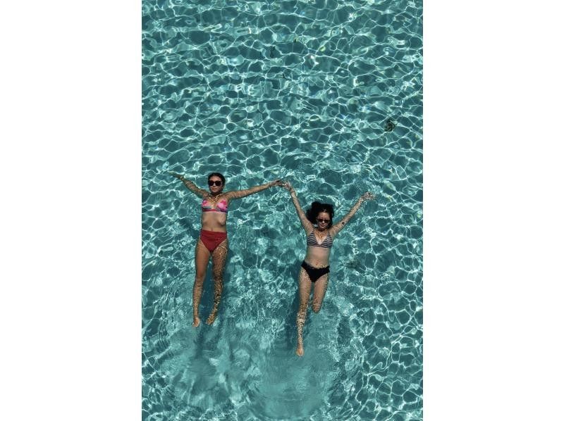 【八重干瀬・宮古島】〈ドローン撮影・水中写真無料！！〉色とりどりの珊瑚と魚を&ldquo;上&rdquo;からも&ldquo;中&rdquo;からも！グラスボート＆シュノーケリング体験♪の紹介画像