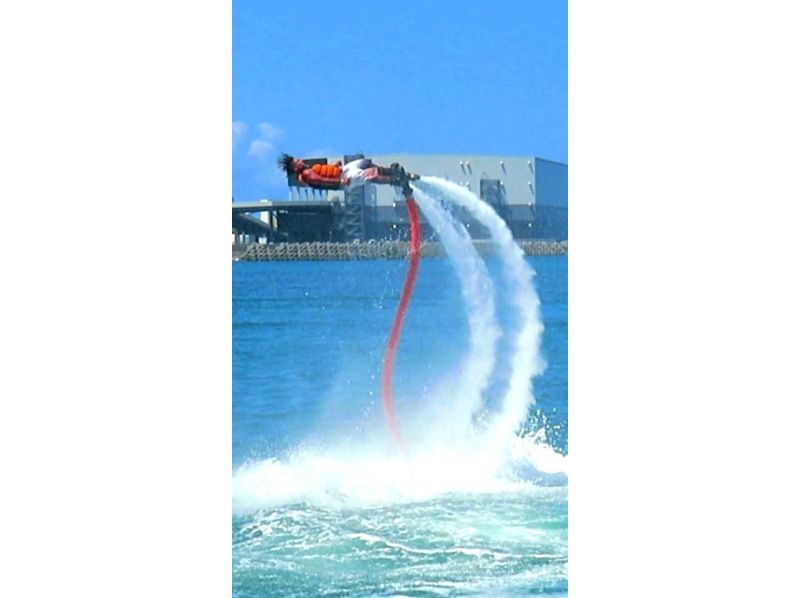 【沖縄・宜野湾】マリンスポーツ～水圧で空を飛ぶ「フライボード」初級～上級の紹介画像