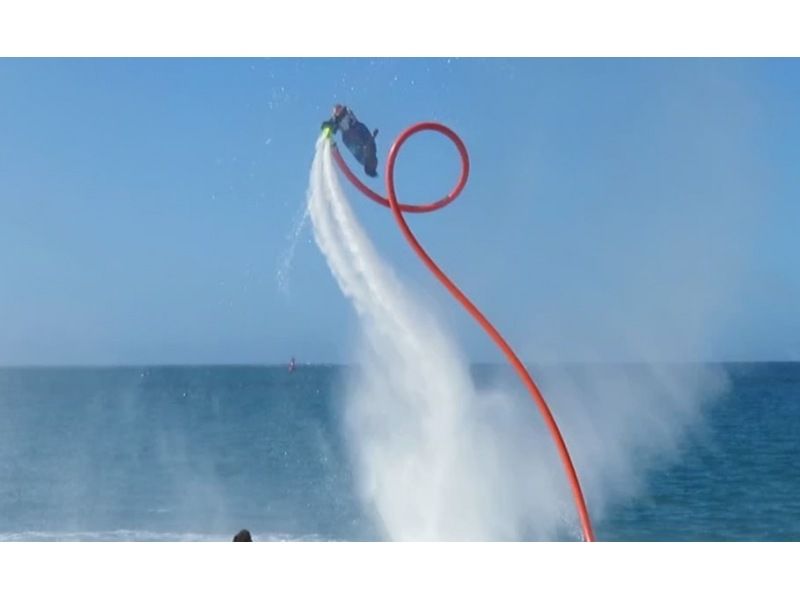 【沖縄・宜野湾】マリンスポーツ～水圧で空を飛ぶ「フライボード」初級～上級の紹介画像