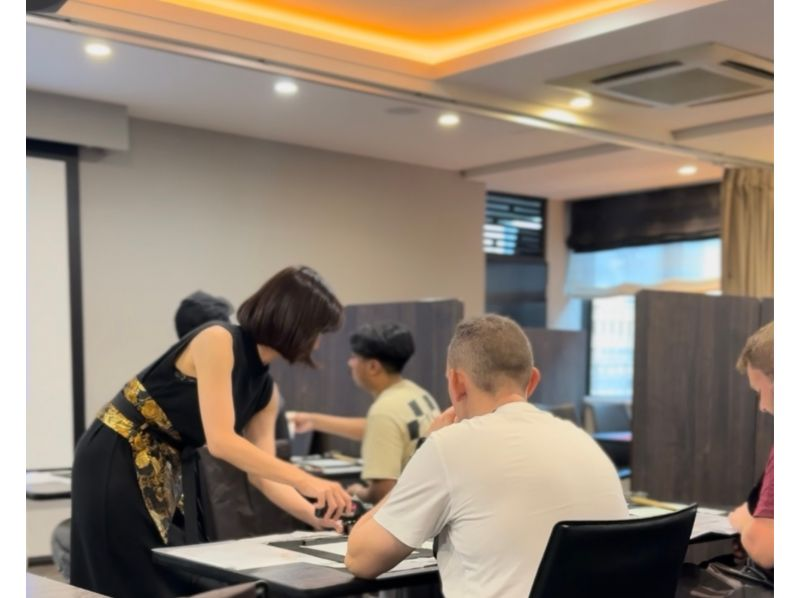 [東京銀座]體驗日本精神〜透過書法感受日本文化〜歡迎初學者和兒童，空手也可以（距離車站3分鐘）の紹介画像