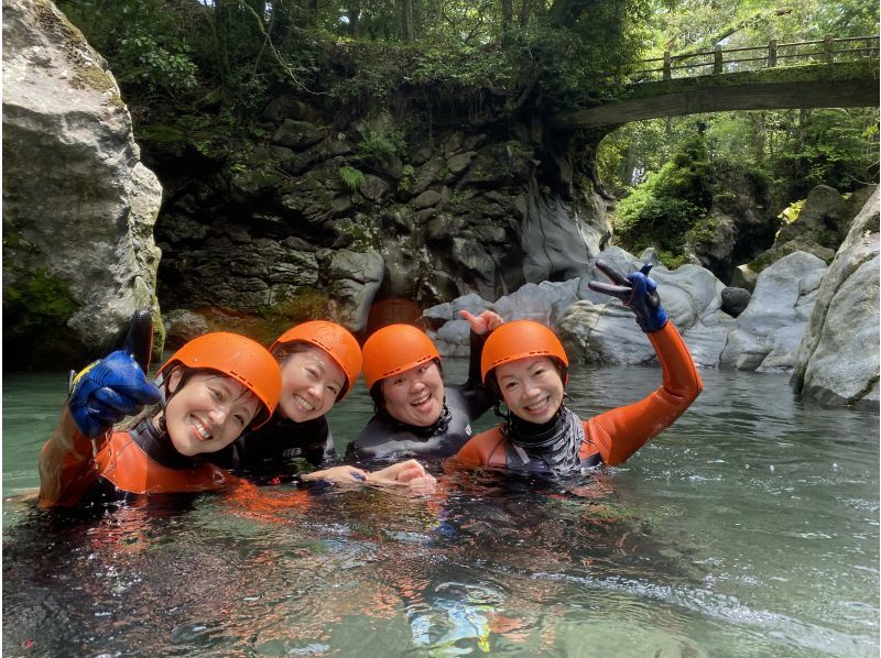 【静岡・裾野】初めてでも安心!富士山のふもとで半日キャニオニング体験ツアー!カップル・ファミリーにおすすめ♪の紹介画像