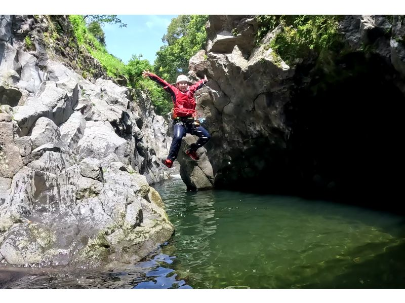 [Shizuoka/Susono] Feel at ease even if it's your first time! Half-day canyoning experience tour at the foot of Mt. Fuji! Recommended for couples and families ♪の紹介画像
