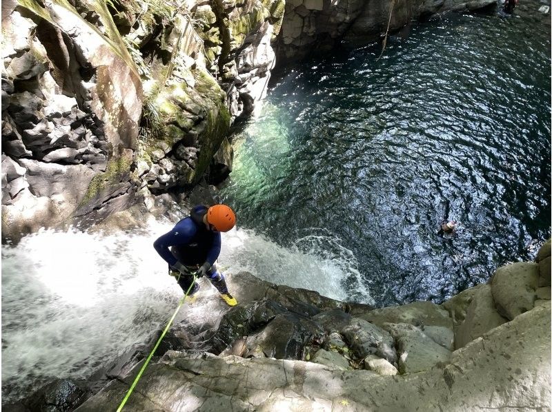 [Shizuoka/Fuji] Thrilling! Recommended for experienced people ♪ Half-day canyoning experience tour at the foot of Mt. Fuji!の紹介画像