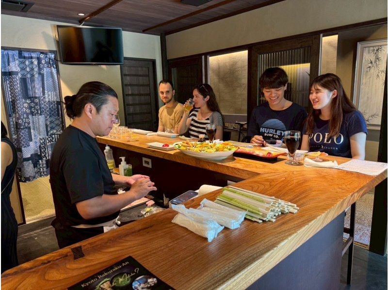 【京都】サムライの雰囲気溢れる本格寿司握り体験 の紹介画像