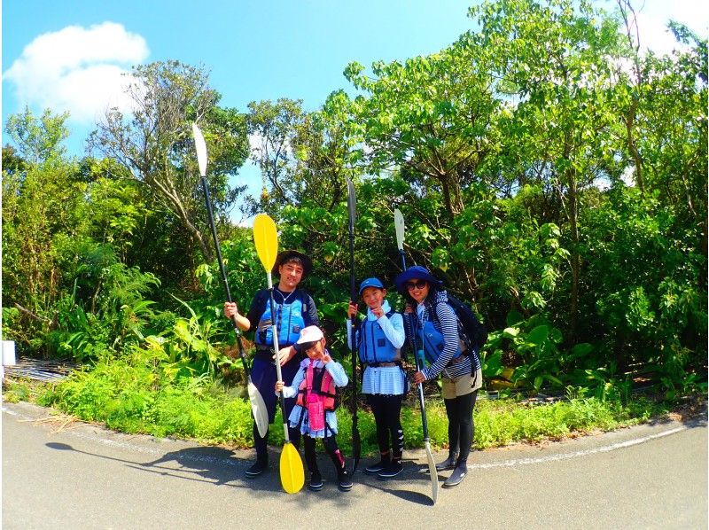 [โอกินาว่า / เกาะอิริโอะโมะเตะ] เด็กอายุ 5 ถึง 8 ปีสามารถเพลิดเพลินได้ พายเรือแคนูป่าชายเลนและเล่นน้ำตก แผนครอบครัวの紹介画像