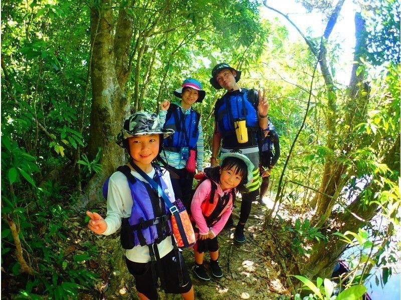 [Okinawa / Iriomote Island] Children aged 5-8 can enjoy themselves. Mangrove canoe & waterfall play