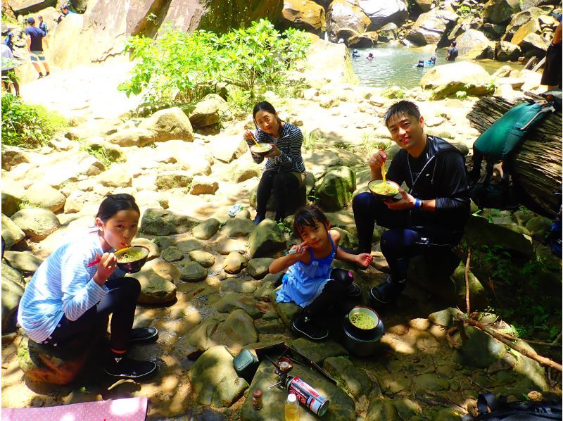 [Okinawa / Iriomote Island] Children aged 5 to 8 can enjoy themselves. Mangrove canoe & waterfall play. Family planの紹介画像