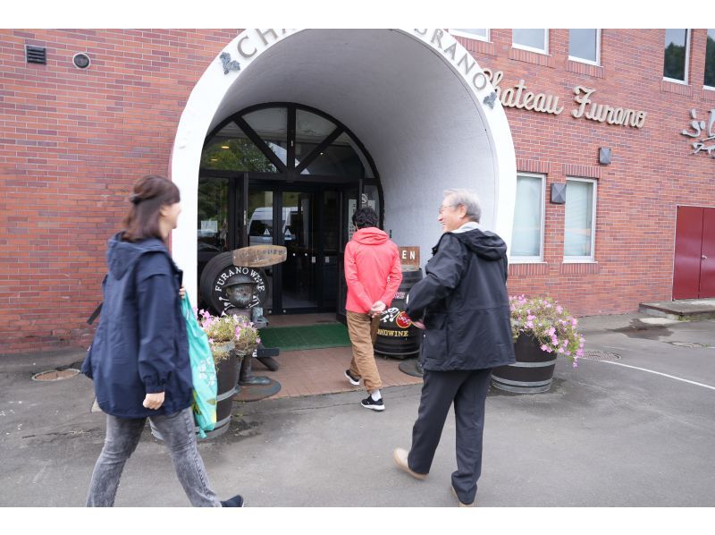 [Hokkaido, Furano] Taxi tour (shared ride) around two wineries in the Furano area. Lots of perks, limited time offer, great for girls' trips and couples' trips.の紹介画像
