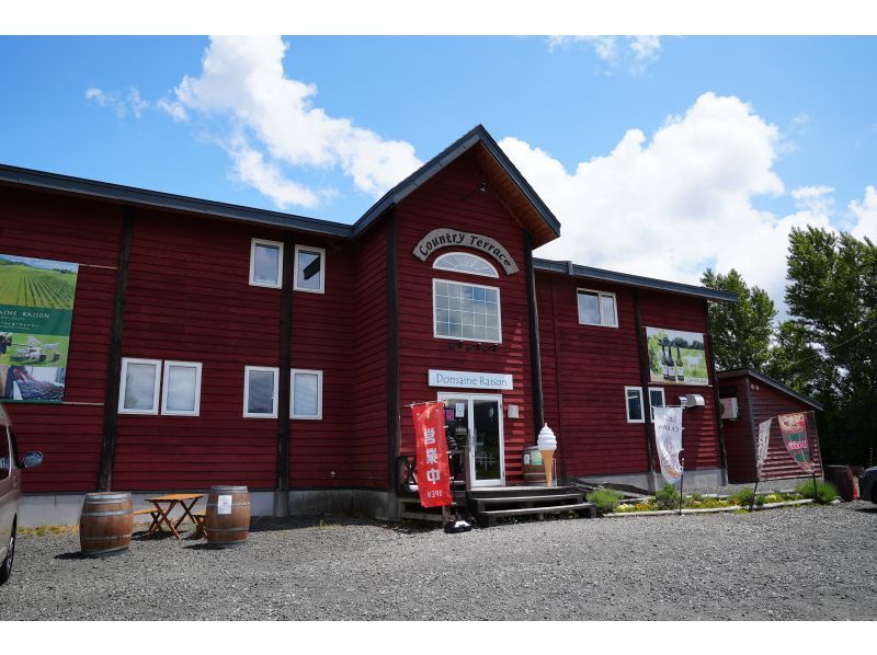 [Hokkaido, Furano] Taxi tour (shared ride) around two wineries in the Furano area. Lots of perks, limited time offer, great for girls' trips and couples' trips.の紹介画像