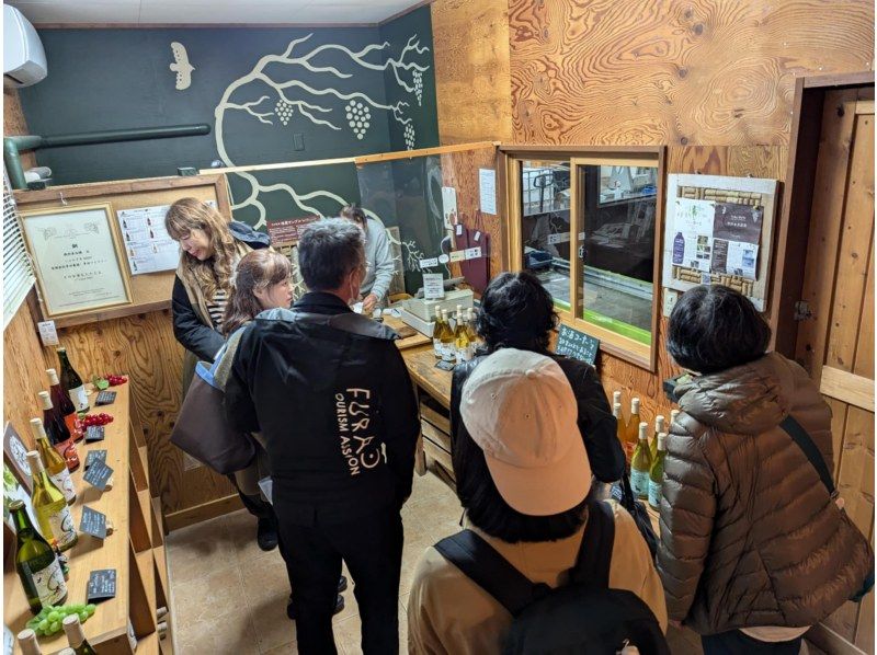 [Hokkaido, Furano] Taxi tour (shared ride) around two wineries in the Furano area. Lots of perks, limited time offer, great for girls' trips and couples' trips.の紹介画像
