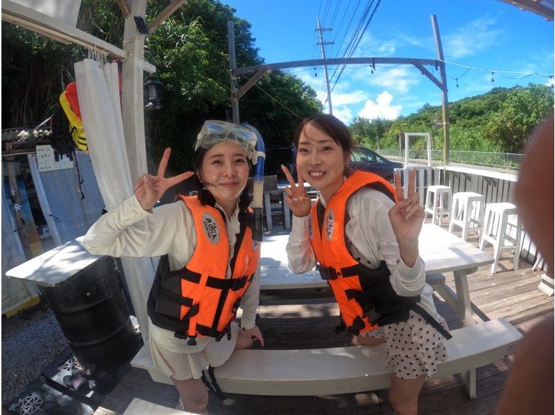 Same-day reservations OK1 Okinawa Onna Village Sea Turtle Snorkeling Tour Free GoPro Photography Brother Lau's Shopの紹介画像