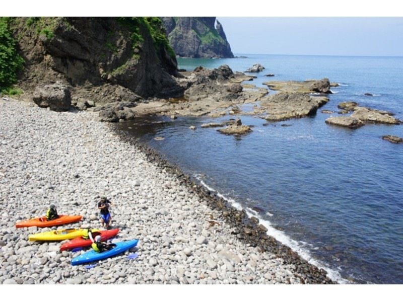 [Hokkaido ・ Niseko】 First time Sea kayak Tour (scrub in the sea of Shakotan blue and go for cave exploration!)の紹介画像