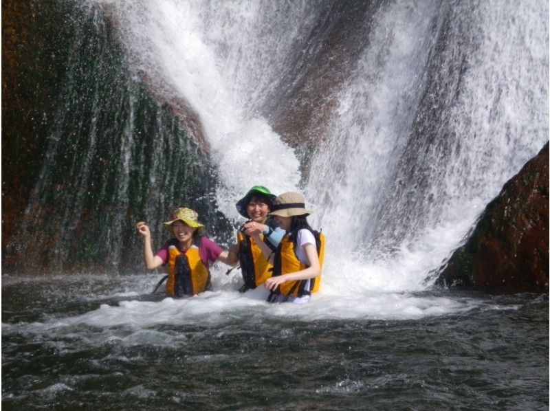 [Hokkaido ・ Niseko】 First time Sea kayak Tour (scrub in the sea of Shakotan blue and go for cave exploration!)の紹介画像