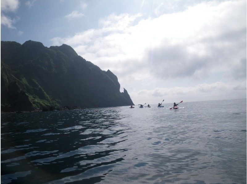 [北海道·二世谷】第一次海上皮艇游览（在积丹蓝色的海中擦洗，去洞穴探险！）の紹介画像