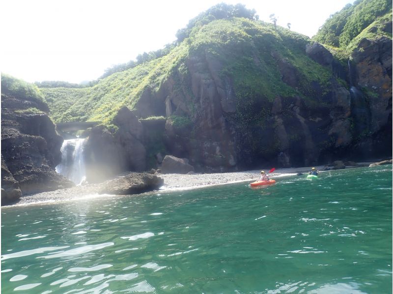 [Hokkaido ・ Niseko】 First time Sea kayak Tour (scrub in the sea of Shakotan blue and go for cave exploration!)の紹介画像