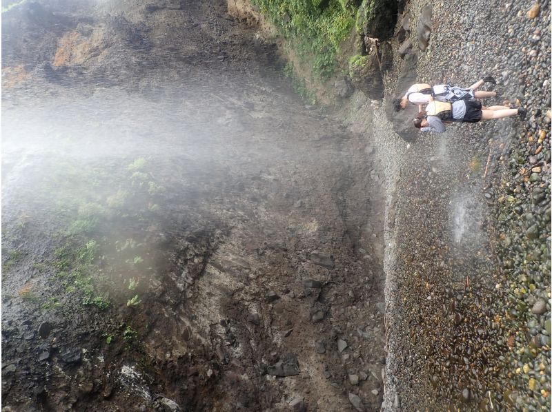 [Hokkaido ・ Niseko】 First time Sea kayak Tour (scrub in the sea of Shakotan blue and go for cave exploration!)の紹介画像