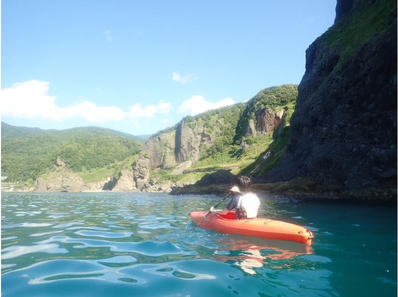 [北海道·二世谷】第一次海上皮艇游览（在积丹蓝色的海中擦洗，去洞穴探险！）の紹介画像