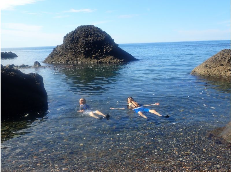 [北海道·二世谷】第一次海上皮艇游览（在积丹蓝色的海中擦洗，去洞穴探险！）の紹介画像