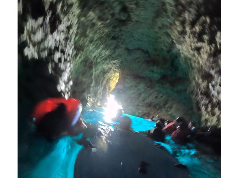 Same-day reservations accepted! Meeting at 5pm on the beach, Blue Cave Snorkeling [Okinawa, Onna Village]. 50 free GoPro photos. Brother Lau's shop!の紹介画像