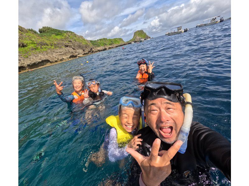 Same-day reservations accepted! Meeting at 5pm on the beach, Blue Cave Snorkeling [Okinawa, Onna Village]. 50 free GoPro photos. Brother Lau's shop!の紹介画像