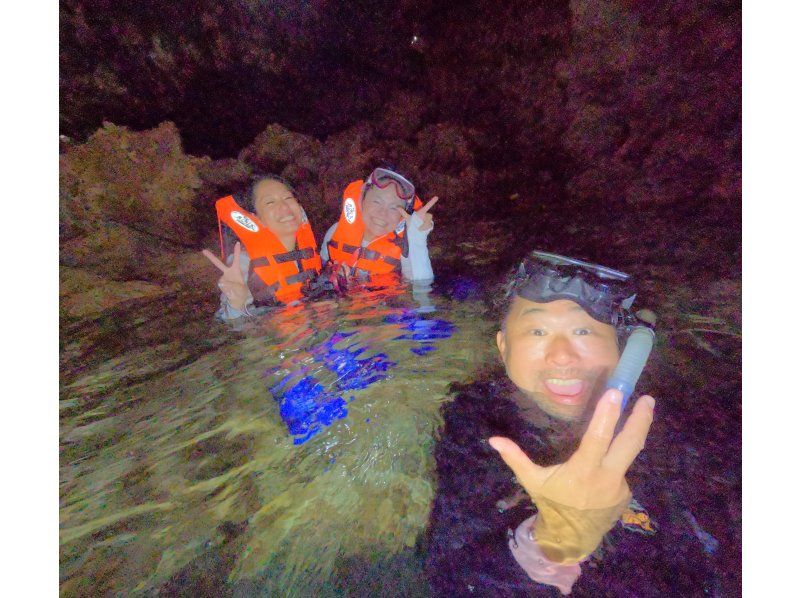 Same-day reservations accepted! Meeting at 5pm on the beach, Blue Cave Snorkeling [Okinawa, Onna Village]. 50 free GoPro photos. Brother Lau's shop!の紹介画像