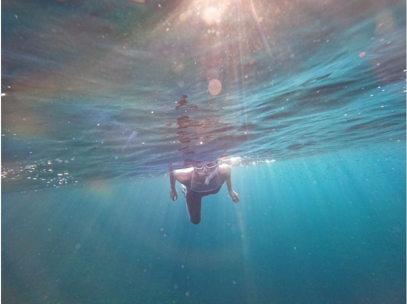 Same-day reservations accepted! Meeting at 5pm on the beach, Blue Cave Snorkeling [Okinawa, Onna Village]. 50 free GoPro photos. Brother Lau's shop!の紹介画像
