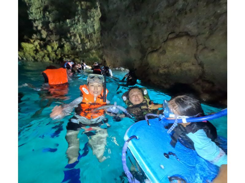 Same-day reservations accepted! Meeting at 5pm on the beach, Blue Cave Snorkeling [Okinawa, Onna Village]. 50 free GoPro photos. Brother Lau's shop!の紹介画像