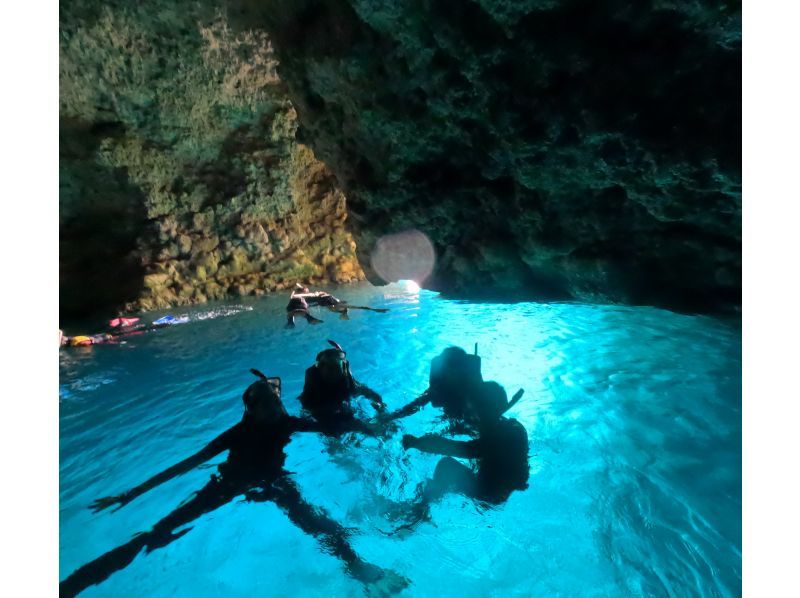 Same-day reservations accepted! Meeting at 5pm on the beach, Blue Cave Snorkeling [Okinawa, Onna Village]. 50 free GoPro photos. Brother Lau's shop!の紹介画像